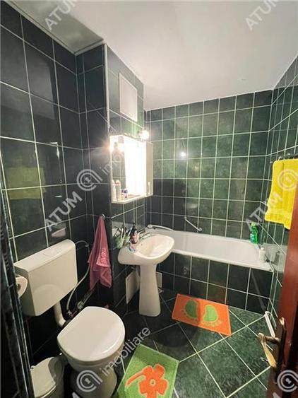 Apartament cu 3 camere decomandat, mobilat în Vasile Aaron