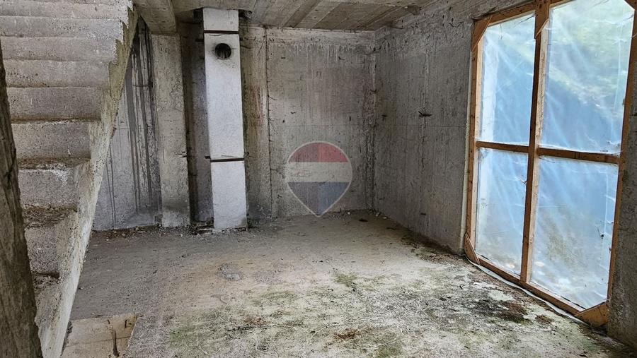 Casă individuală cu 10 camere cu Teren 1055 Mp în Dâmbovicioara