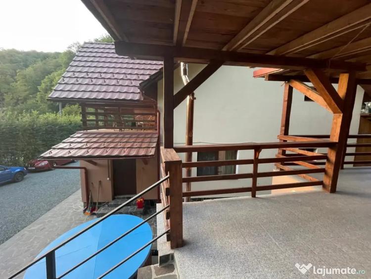 Casă cu 6 camere cu Teren 500 Mp în Firiza