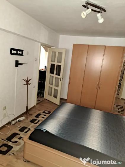 Apartament cu 4 camere decomandat în Coman