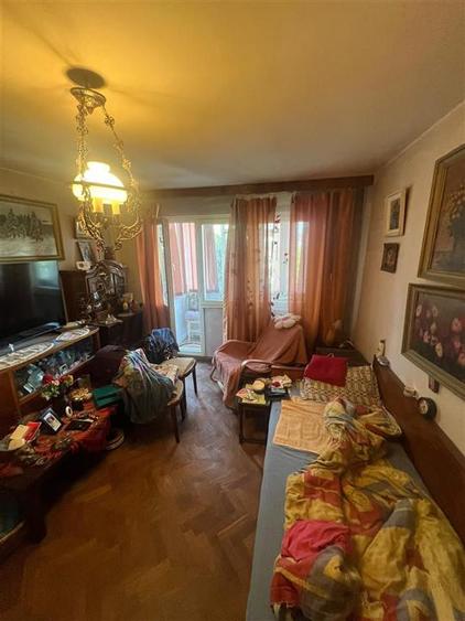 Apartament cu 3 camere semidecomandat în Podu Roș