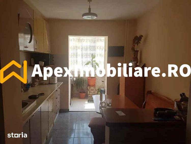 Apartament cu 3 camere decomandat în Tei