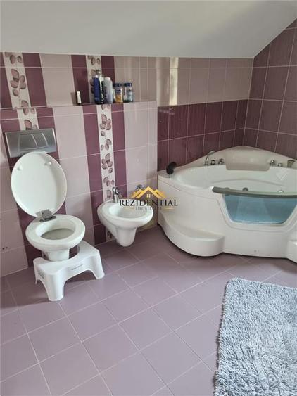 Casă individuală cu 6 camere cu Canalizare în Central