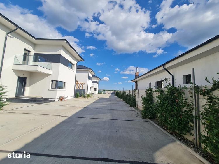 Casă cu 8 camere cu Teren 580 Mp în Corbeanca