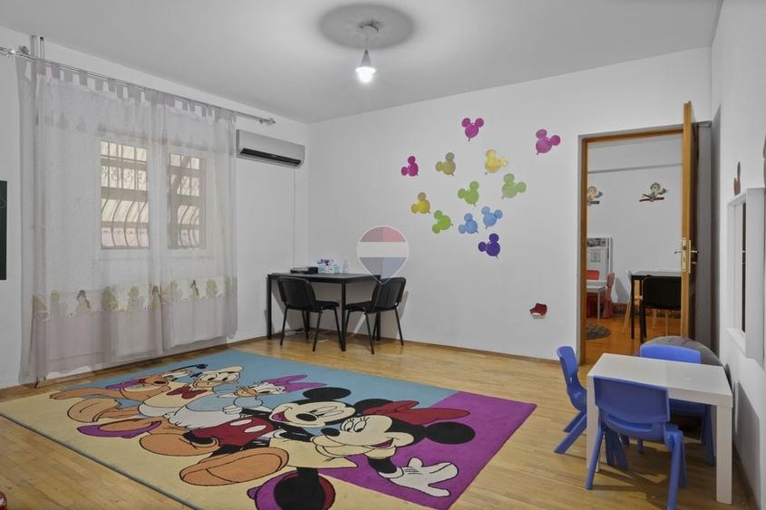 Casă individuală cu 8 camere cu Teren 300 Mp în 13 Septembrie
