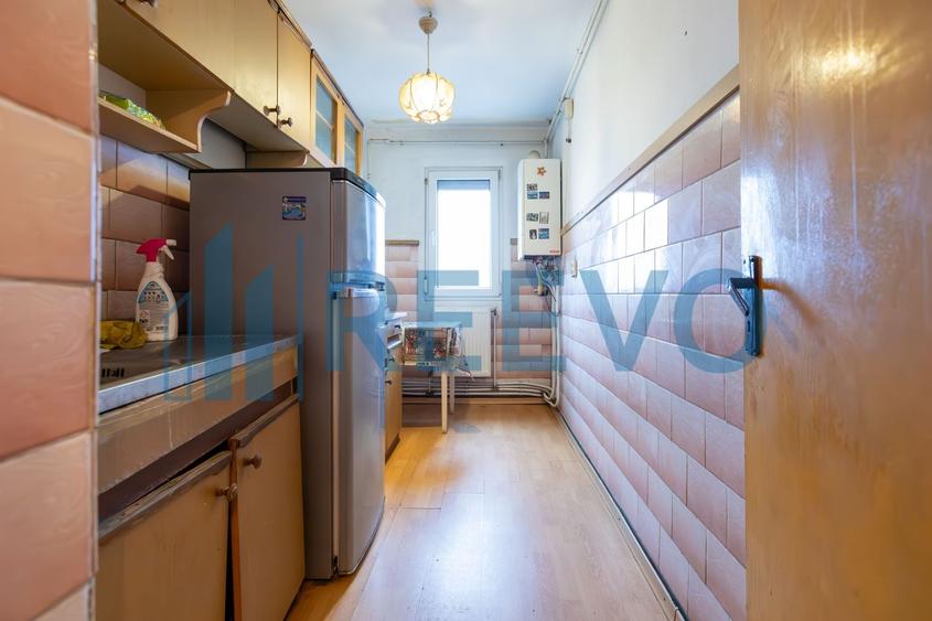 Apartament cu 3 camere semidecomandat, mobilat în Narcisa