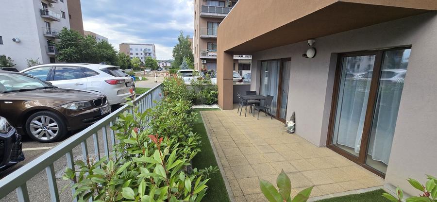 Apartament cu 3 camere decomandat, mobilat în Est