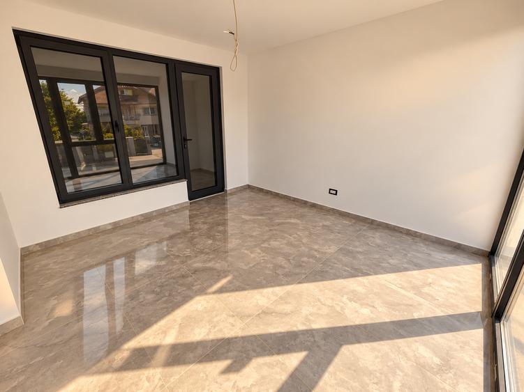 Casă cu 5 camere cu Canalizare în Tunari
