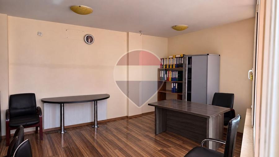 Casă individuală cu 12 camere cu Teren 687 Mp în Izvoare