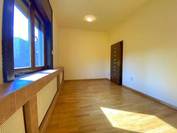 Apartament cu 4 camere decomandat, mobilat în Central