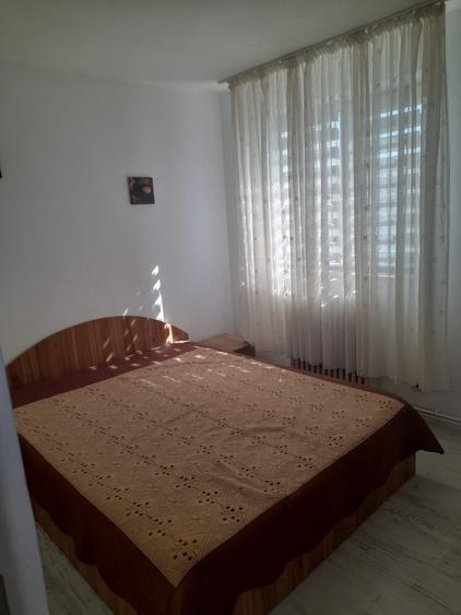 Apartament cu 2 camere semidecomandat în Podu Roș