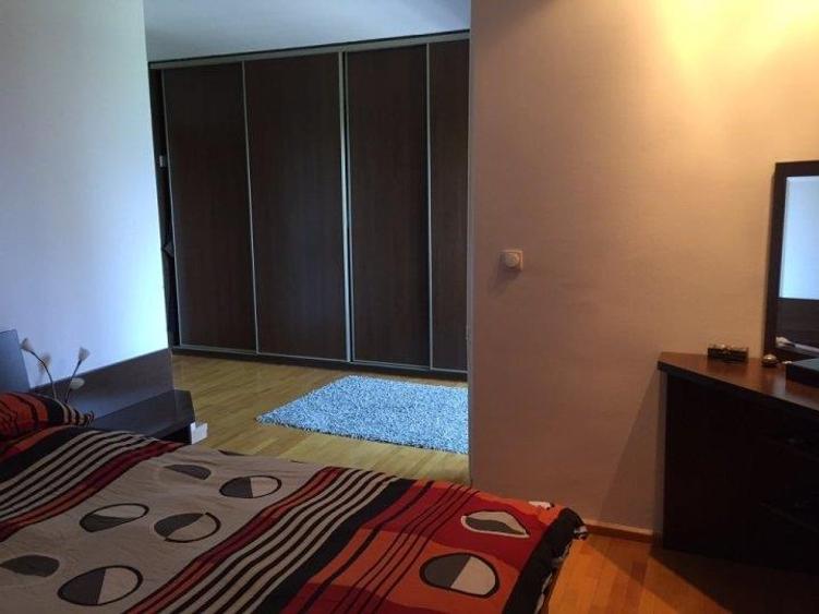 Apartament cu 3 camere semidecomandat în Văcăresti