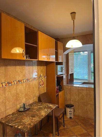Apartament cu 3 camere decomandat, mobilat în Titan