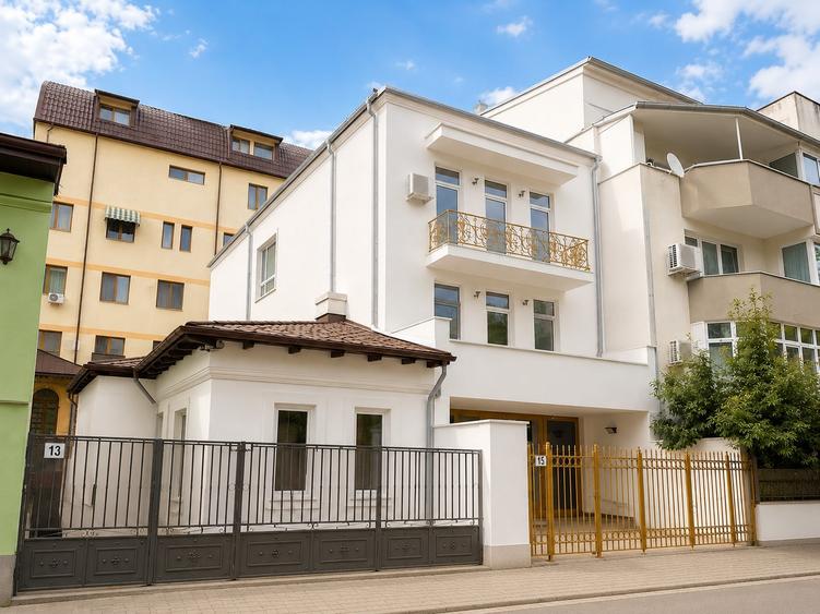 Casă individuală cu 9 camere cu Canalizare în Dorobanți