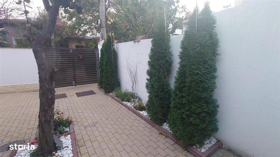 Casă individuală cu 4 camere cu Teren 240 Mp în Central