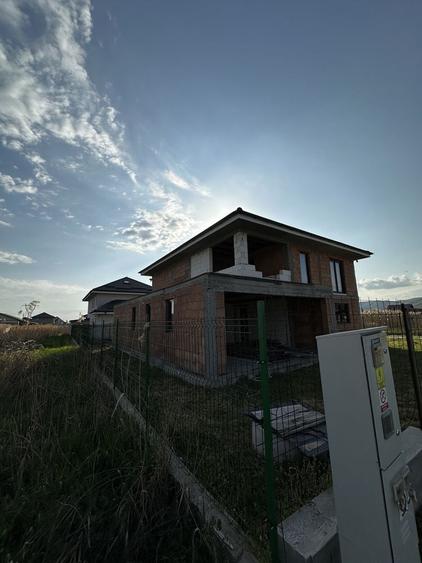 Casă cu 4 camere cu Teren 500 Mp în Budești