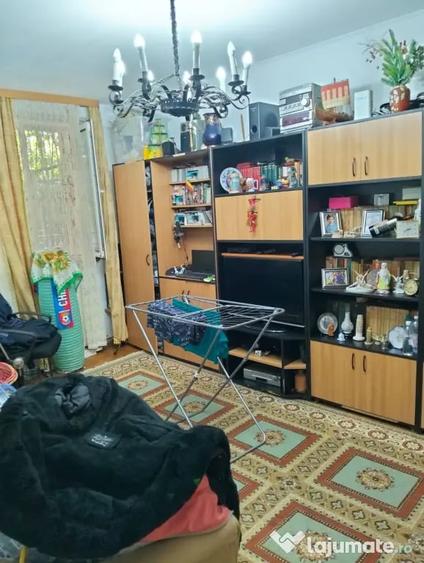 Apartament cu 3 camere decomandat în Primăverii