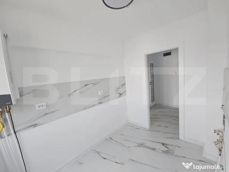 Apartament cu 3 camere semidecomandat în Podu Roș