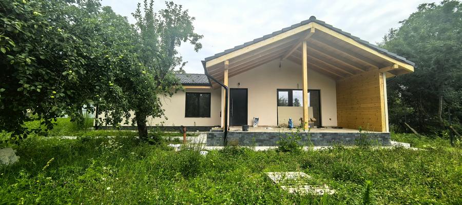 Casă individuală cu 4 camere cu Teren 1017 Mp în Central