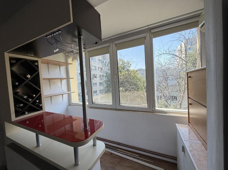 Apartament cu 3 camere decomandat în Exterior Vest