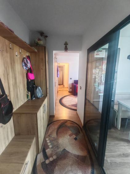 Apartament cu 3 camere semidecomandat în Dărmănești