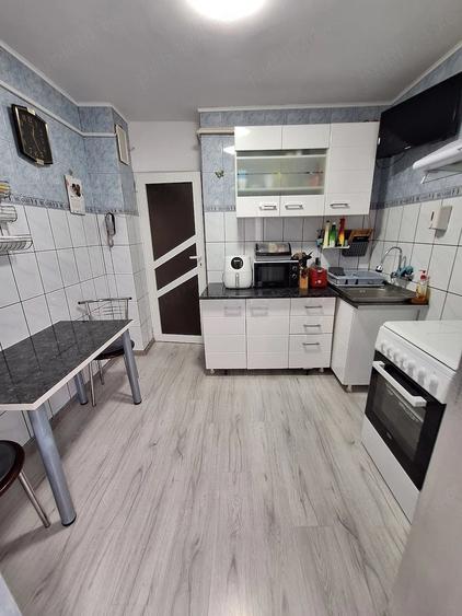 Apartament cu 3 camere decomandat în Piața Centrală