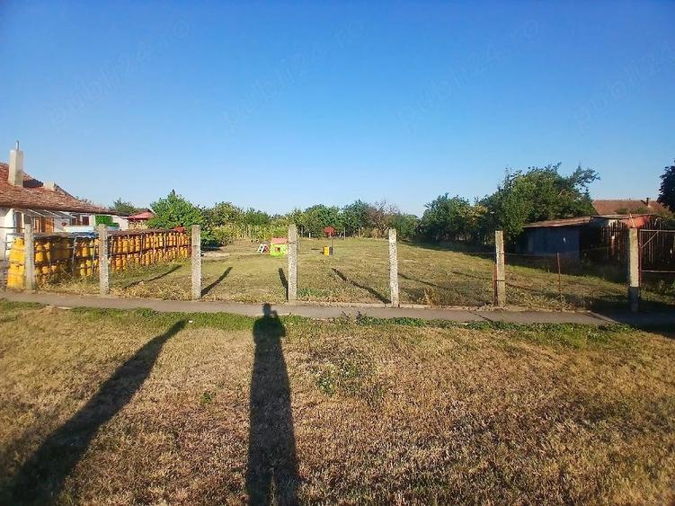 Teren de 700 mp, în Cerneteaz