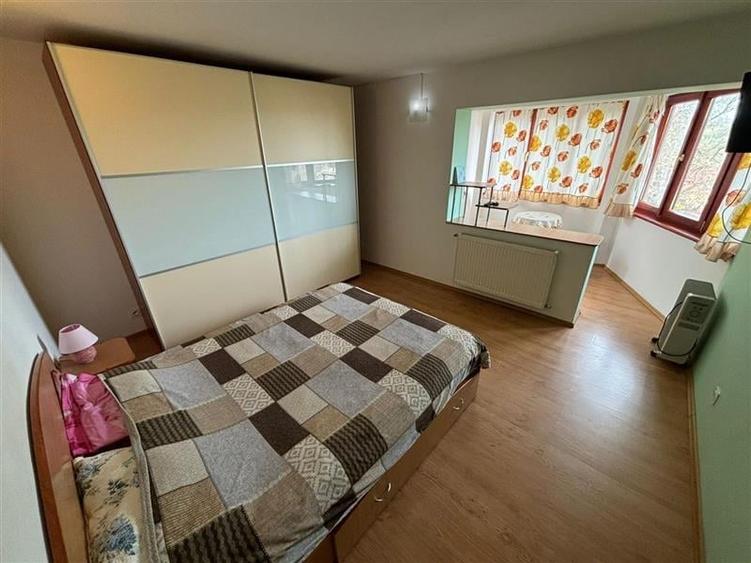 Casă individuală cu 6 camere cu Canalizare în Est