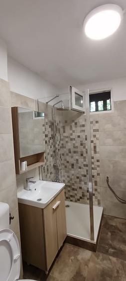 Apartament cu 3 camere semidecomandat în Constructorilor