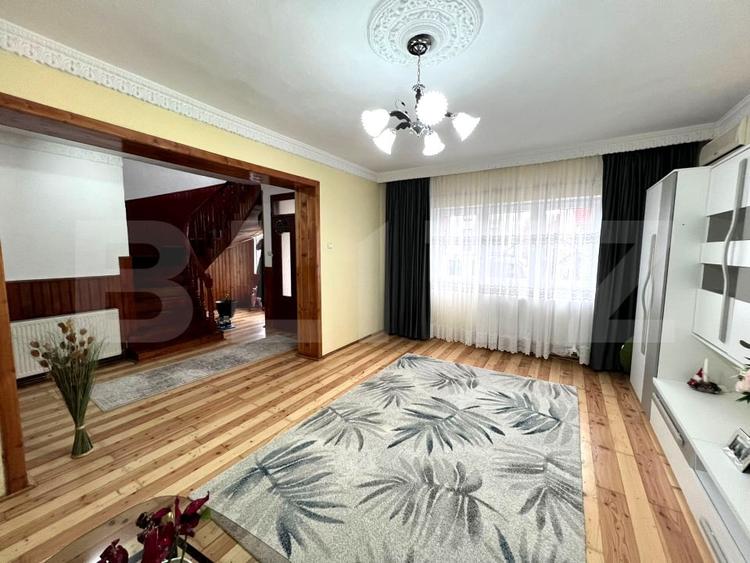 Duplex cu 9 camere cu Canalizare în Cetate