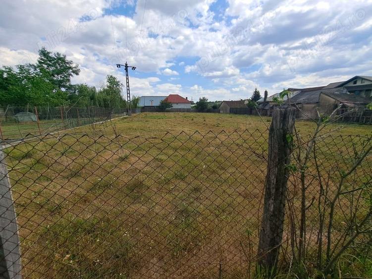Teren de 1500 mp, în Poiana Lacului