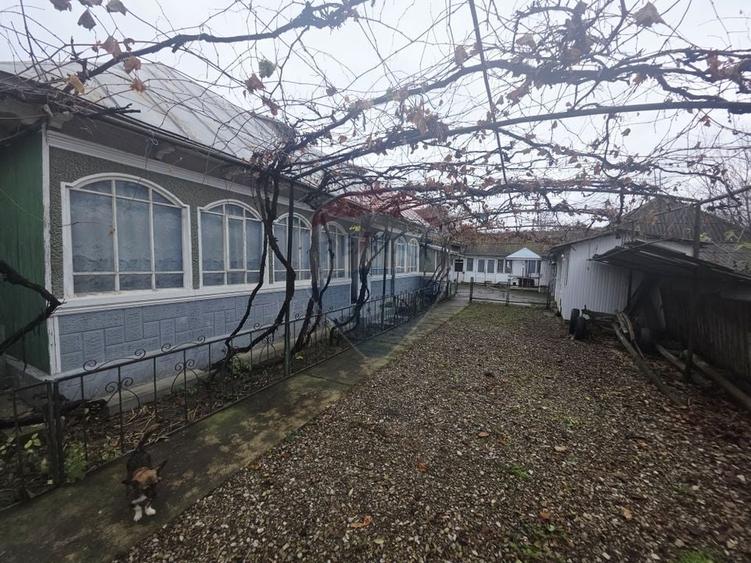 Casă individuală cu 4 camere cu Teren 1677 Mp în Slobozia (Roznov)