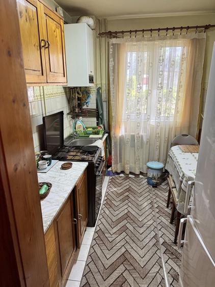 Apartament cu 3 camere semidecomandat în Florești