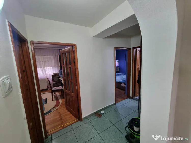Apartament cu 3 camere decomandat, mobilat în Banca Națională