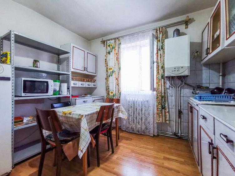 Apartament cu 4 camere semidecomandat în Gojdu