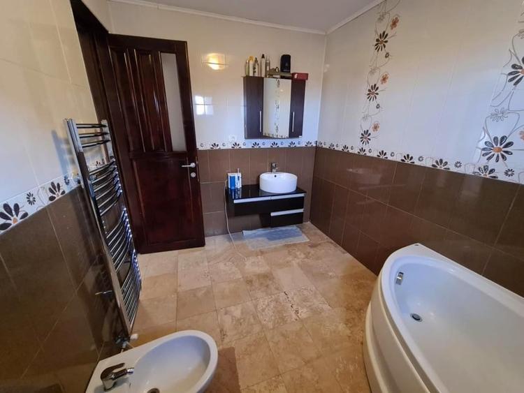 Casă individuală cu 5 camere cu Canalizare în Bătești