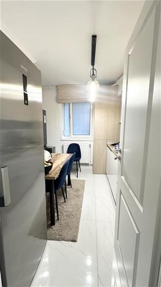 Apartament cu 4 camere semidecomandat, mobilat în Tomis Nord