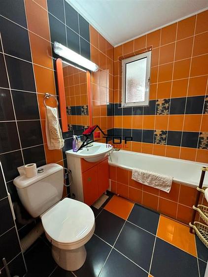 Apartament cu 3 camere semidecomandat, mobilat în Podu Roș