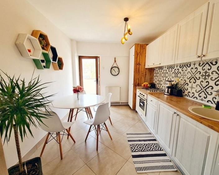 Apartament cu 3 camere decomandat în Central