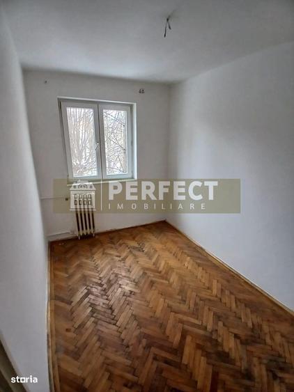 Apartament cu 3 camere semidecomandat în Vest