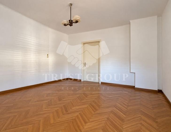 Apartament cu 5 camere semidecomandat în Matei Voievod