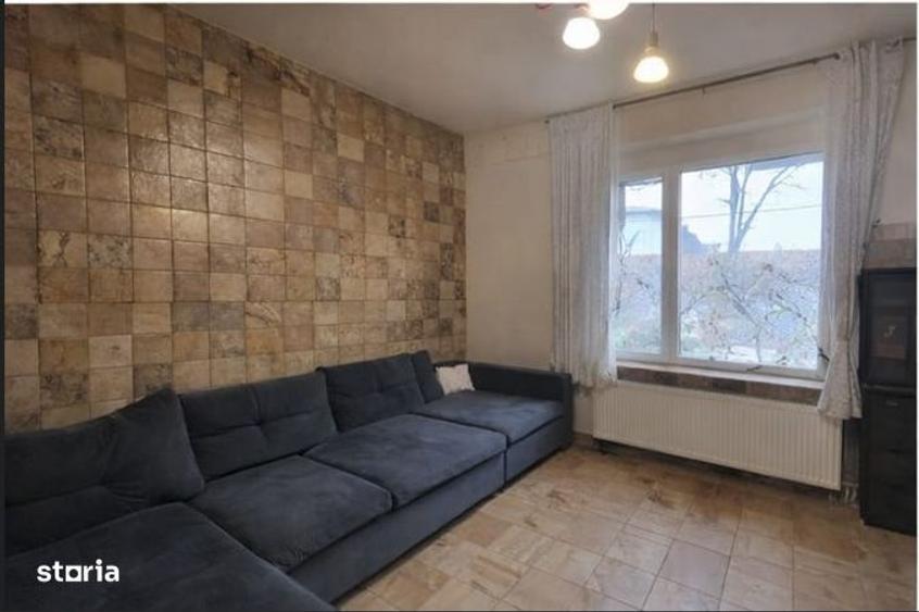 Casă cu 4 camere semidecomandat în Central