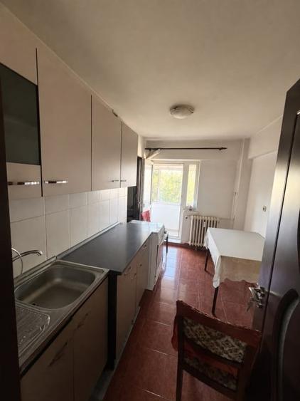 Apartament cu 3 camere decomandat, mobilat în Valea Rosie