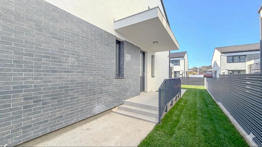 Duplex cu 3 camere cu Canalizare în Sânpetru