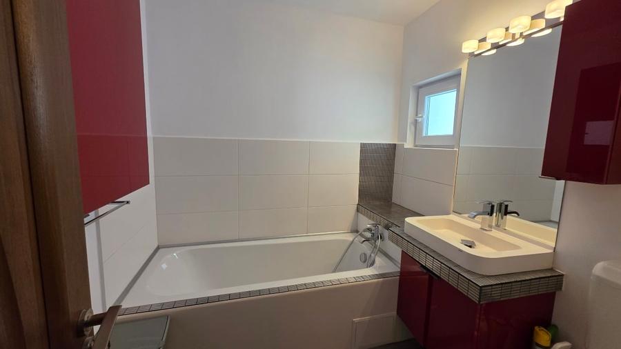Apartament cu 3 camere semidecomandat, mobilat în Gorjului