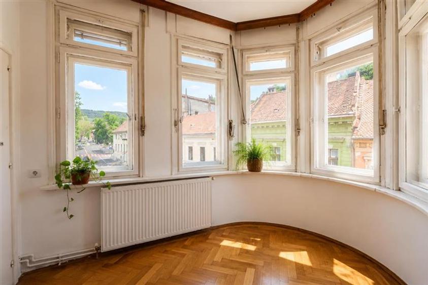 Apartament cu 3 camere decomandat în Centrul Istoric