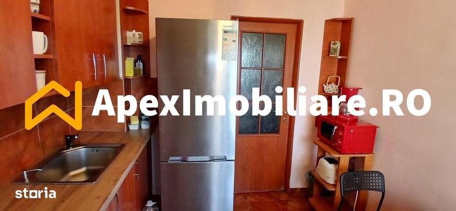 Apartament cu 3 camere semidecomandat în Victoriei