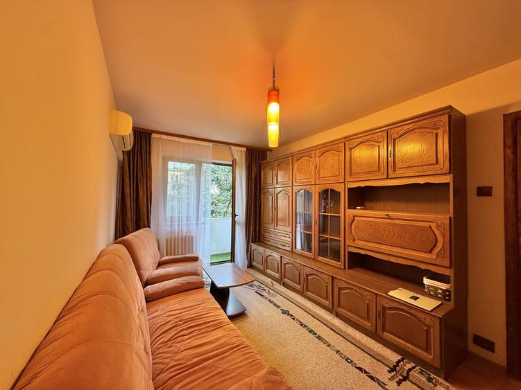 Apartament cu 4 camere semidecomandat, mobilat în Dacia