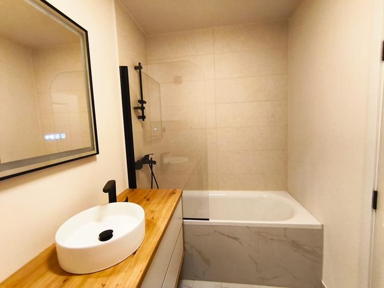 Apartament cu 3 camere semidecomandat în Florești