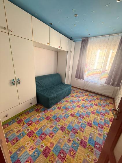 Apartament cu 3 camere semidecomandat în Florești